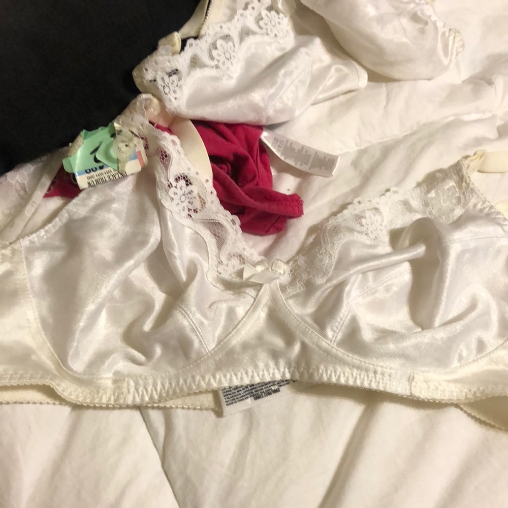 2 White Wireless bras